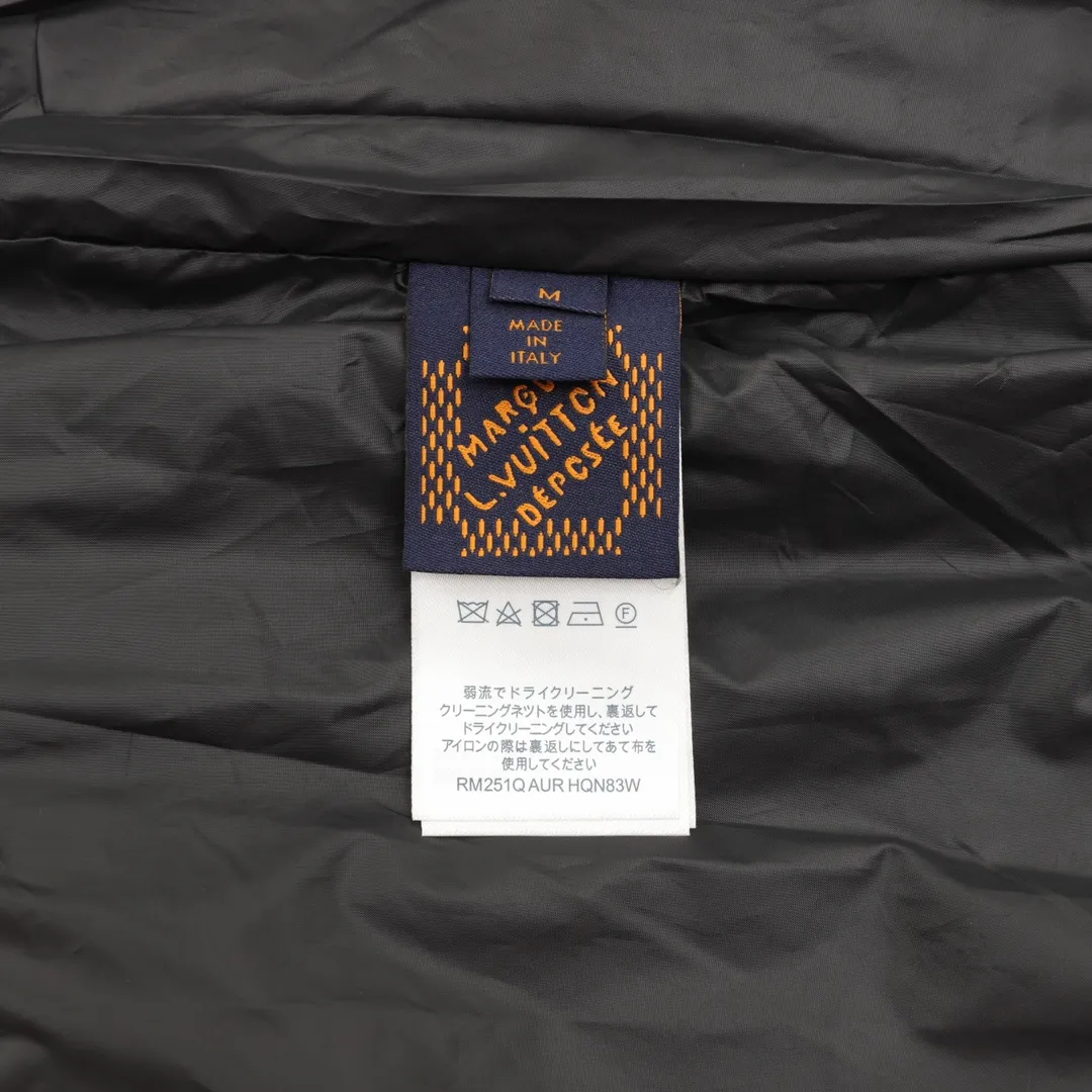 🅿️570 Louis Vuitton/Louis Vuitton presbyopia all-over printed windbreaker zipper jacket. Purchase the original version and have it printed immediately. The fabric is made of custom densely spun technical fabric that is light and thin, and the upper body is silky and breathable. Infrared positioning cutting, workwear-style windbreaker design, the upper body is invincible and versatile. All details are customized and developed, and all hardware and accessories are restored to ZP. Size：XS-L